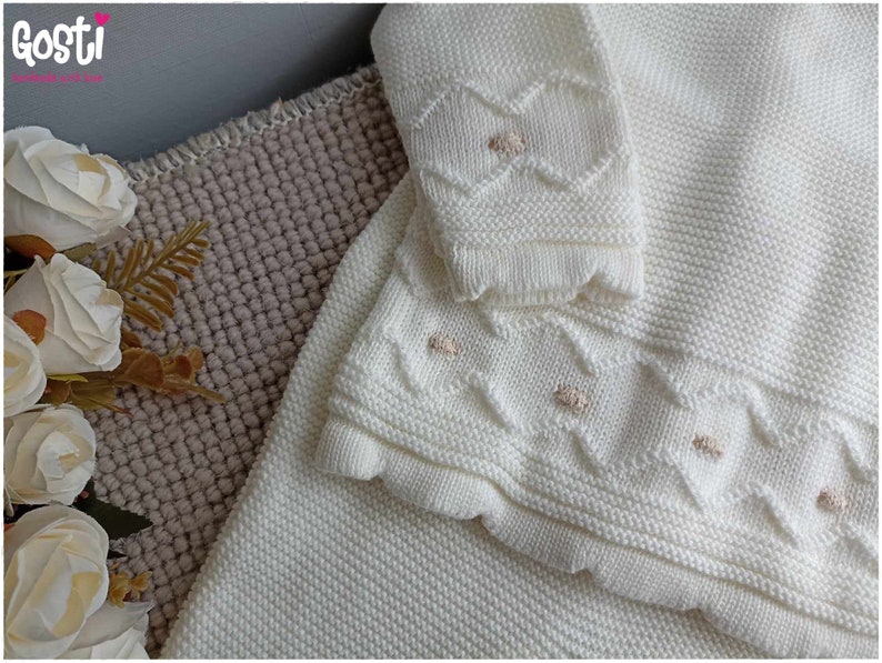 Ensemble 2 pièces pour bébé pull et pantalon en tricot écru avec des détails beige adorable cadeau de naissance image 3