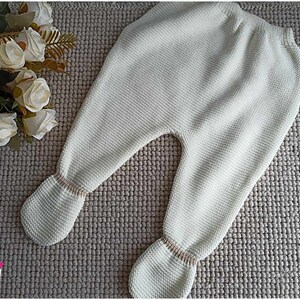 Ensemble 2 pièces pour bébé pull et pantalon en tricot écru avec des détails beige adorable cadeau de naissance image 6