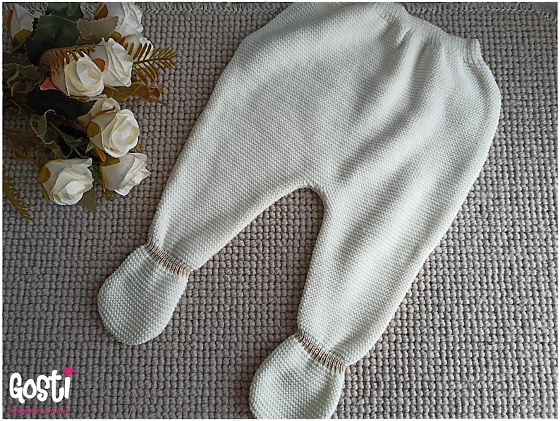 Ensemble 2 pièces pour bébé pull et pantalon en tricot écru avec des détails beige adorable cadeau de naissance image 6