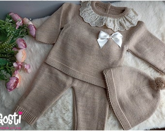 Ensemble de naissance 3 pièces pantalon en tricot avec pull et un adorable bonnet couleur beige