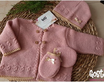 Coffret de naissance 3 pièces en tricot gilet bonnet et moufles vieux rose adorable cadeau de naissance