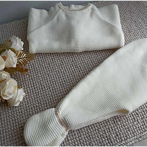 Ensemble 2 pièces pour bébé pull et pantalon en tricot écru avec des détails beige adorable cadeau de naissance image 4