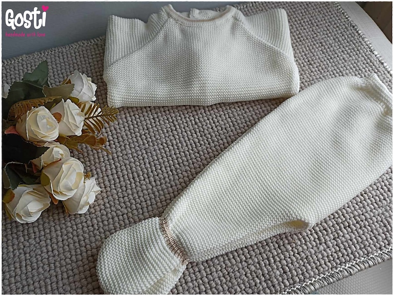 Ensemble 2 pièces pour bébé pull et pantalon en tricot écru avec des détails beige adorable cadeau de naissance image 4