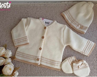 Coffret de naissance 3 pièces en tricot gilet bonnet et moufles écru et beige adorable cadeau de naissance