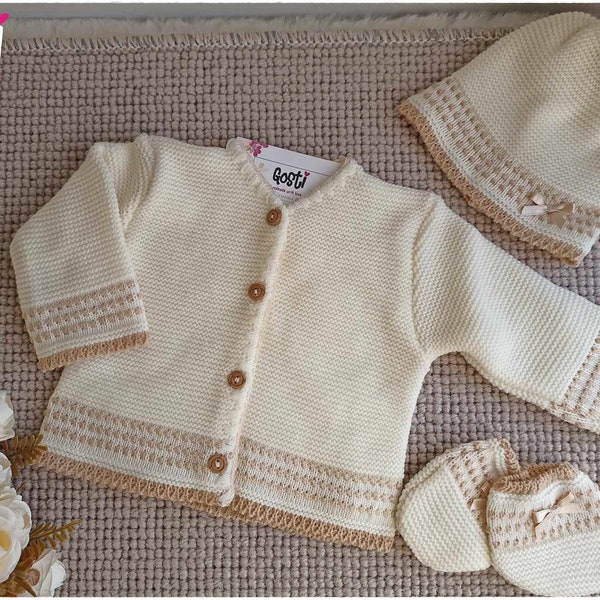 Coffret de naissance 3 pièces en tricot gilet bonnet et moufles écru et beige adorable cadeau de naissance