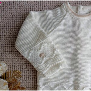Ensemble 2 pièces pour bébé pull et pantalon en tricot écru avec des détails beige adorable cadeau de naissance image 7