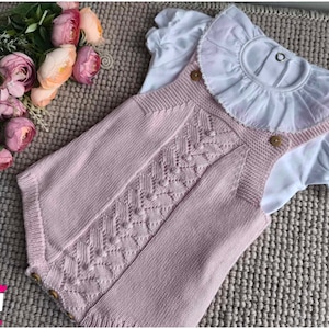 Katoenen gebreide romper in zachte kleuren, schattig geboortecadeau
