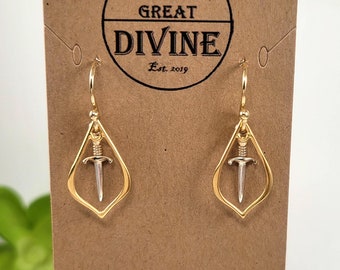 繊細なゴールドの剣型イヤリング：ミニマリストなダングルジュエリー