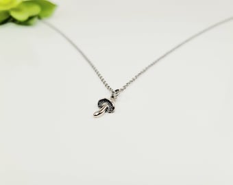 Collar con colgante de hongo en plata de ley: un encanto delicado