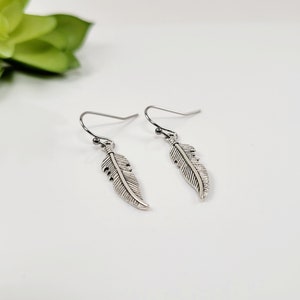 Guy feather earring Clearance