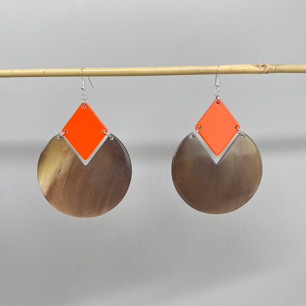 Grandes boucles d'oreilles en corne naturelle et laque orange. Boucles d'oreilles oversize. Bijoux en corne. Boucles d'oreilles ethnique.