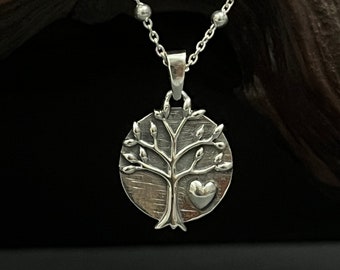 Colgante árbol de la vida en plata 925. Collar de plata maciza con medallón del árbol de la vida con corazón. Regalo para él o ella.