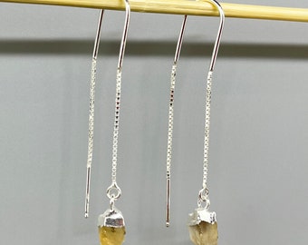 Boucles d'oreilles chaine argent 925 avec une citrine brute. Boucles d'oreilles pierre de naissance novembre. Bijoux  pierre naturelle brute