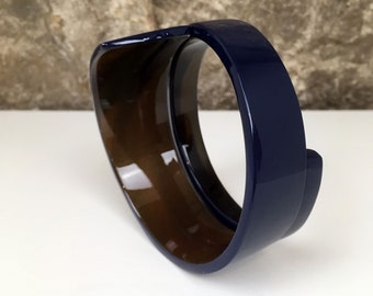 Horn cuff and midnight blue lacquer. Büffelhorn Armband. cuff horn. Büffelhornschmuck. Natural horn jewelry. Spiral bracelet.