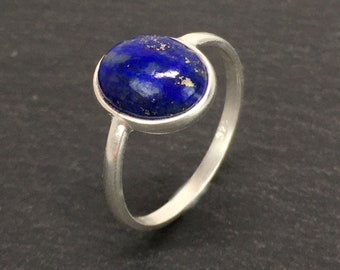 Bague en argent avec lapis lazuli. Anneau en argent 925 avec pierre bleue.  Bague classique avec lapis lazuli.  Bague intemporel argent 925