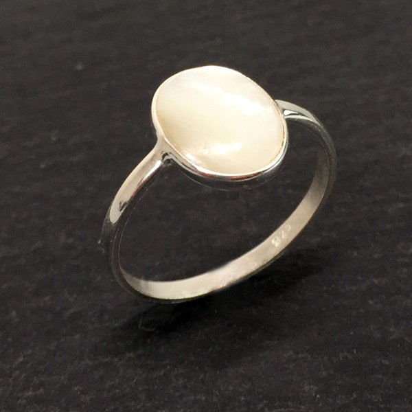 Anillo de plata 925 con nácar blanco natural.  Anillo clásico con piedra blanca.  Anillo de nácar y plata real. anillo y nácar