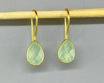 Earrings in silver 925 gold plated and an aqua chalcedony. Pretty little minimalist earrings with a sky blue stone.