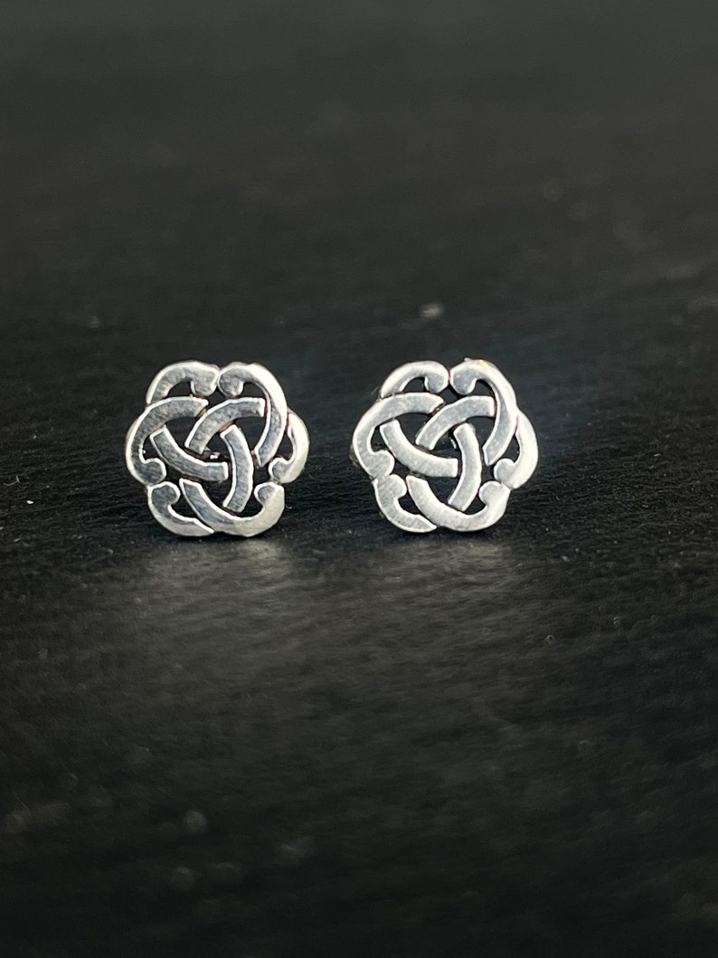 Boucles d'oreilles celtique en argent 925. Puce d'oreille nœud sans fin symbole celtique. Clous d'oreilles minimaliste pour homme et femme. image 2