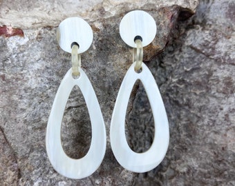 Boucles d'oreilles en corne blanche. Bijoux en corne naturelle. Boucles d'oreilles blanches en corne. Boucles d'oreilles nouvelle collection