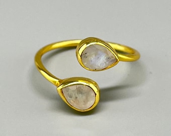 Ring with moonstone. Ring in silver 925 plated gold and moonstone. Adjustable ring with semi-precious stone in gilded silver.