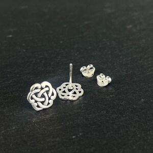 Boucles d'oreilles celtique en argent 925. Puce d'oreille nœud sans fin symbole celtique. Clous d'oreilles minimaliste pour homme et femme. image 6