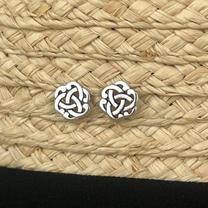 Boucles d'oreilles celtique en argent 925. Puce d'oreille nœud sans fin symbole celtique. Clous d'oreilles minimaliste pour homme et femme. image 7