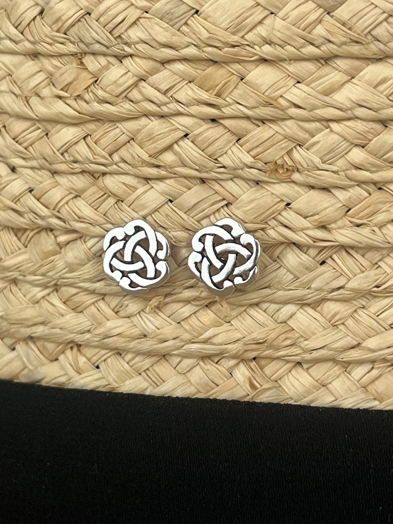 Boucles d'oreilles celtique en argent 925. Puce d'oreille nœud sans fin symbole celtique. Clous d'oreilles minimaliste pour homme et femme. image 7