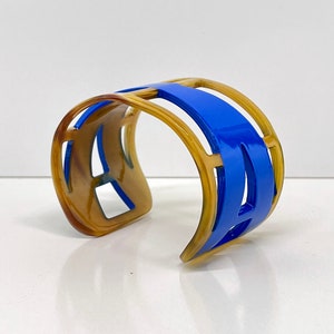 Horn cuff. New horn collection. Bracelet in natural horn and blue lacquer. Vintage horn bracelet. Horn jewelry.