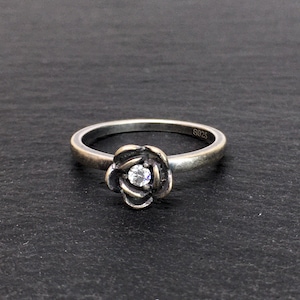 Anillo de flores de plata oxidada. Anillo de plata vintage 925 con una rosa. Anillo de estilo antiguo con plata observada. Anillo oxidado retro.