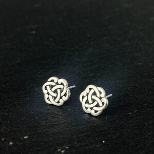 Boucles d'oreilles celtique en argent 925. Puce d'oreille nœud sans fin symbole celtique. Clous d'oreilles minimaliste pour homme et femme. image 4