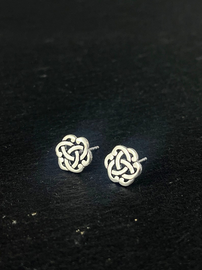 Boucles d'oreilles celtique en argent 925. Puce d'oreille nœud sans fin symbole celtique. Clous d'oreilles minimaliste pour homme et femme. image 4