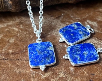 Collier chaine avec pendentif en Lapis lazuli naturel. Bijoux en argent 925 et pierre naturelle. Collier homme avec pierre semi précieuse.