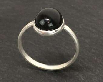 anneau en argent 925 avec onyx noire. Bague en argent et onyx noire.  Bague empilable avec pierre noire. Bague minimaliste argent 925