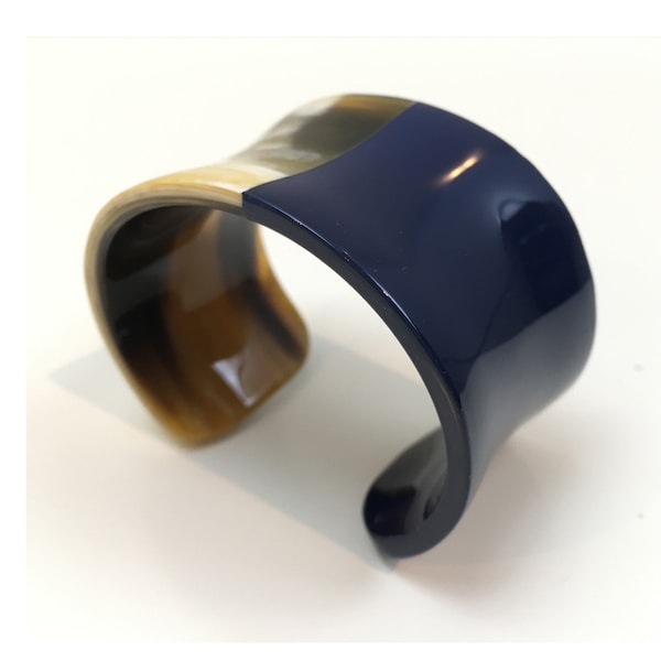 Horn bracelet with midnight blue laque. Horn cuff. Organic bracelet. natural horn. buffalo horn. Armband aus Horn.