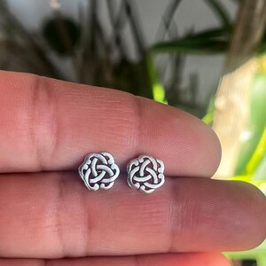 Boucles d'oreilles celtique en argent 925. Puce d'oreille nœud sans fin symbole celtique. Clous d'oreilles minimaliste pour homme et femme. image 3