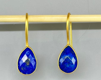 Earrings in 925 silver with a lapis lazuli. Silver plated gold 18 K (vermeil). Minimalist earrings with lapis lazuli.