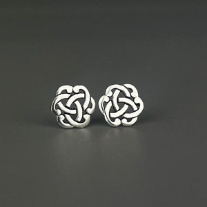 Boucles d'oreilles celtique en argent 925. Puce d'oreille nœud sans fin symbole celtique. Clous d'oreilles minimaliste pour homme et femme. image 1