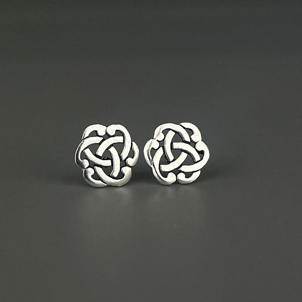 Boucles d'oreilles celtique en argent 925. Puce d'oreille nœud sans fin symbole celtique. Clous d'oreilles minimaliste pour homme et femme.