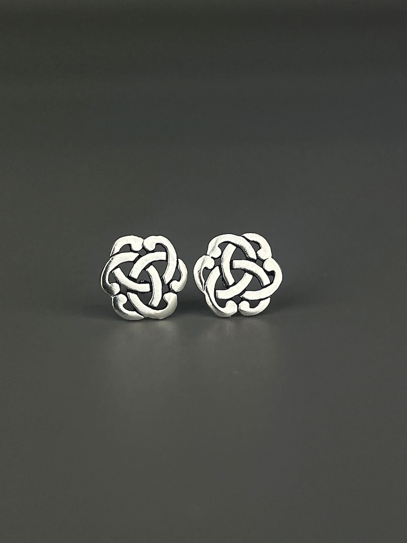 Keltische oorbellen van zilver 925. Oorsteker met eindeloze knoop, Keltisch symbool. Minimalistische oorknopjes voor dames en heren. afbeelding 1