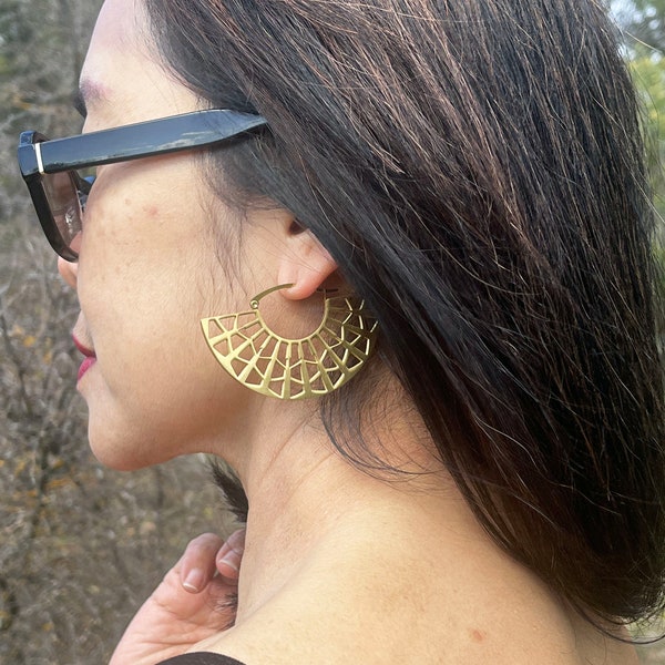 Oversized earrings. Oversized hoops. Gold hoop in stainless steel. Fan-shaped openwork hoops.