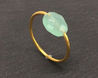 Anneau minimaliste avec Calcédoine Aqua. Bague en argent 925 doré a l'or 18K et pierre bleue ciel. Anneau en argent 925 et pierre précieuse