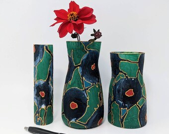 エメラルドグリーンの花瓶、手描きガラス、カラフルな職人による