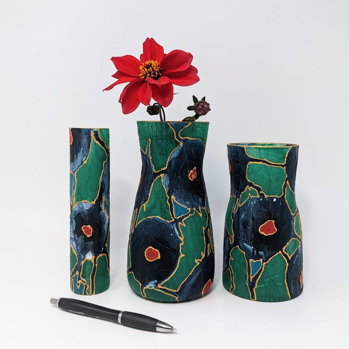 エメラルドグリーンの花瓶、手描きガラス、カラフルな職人による