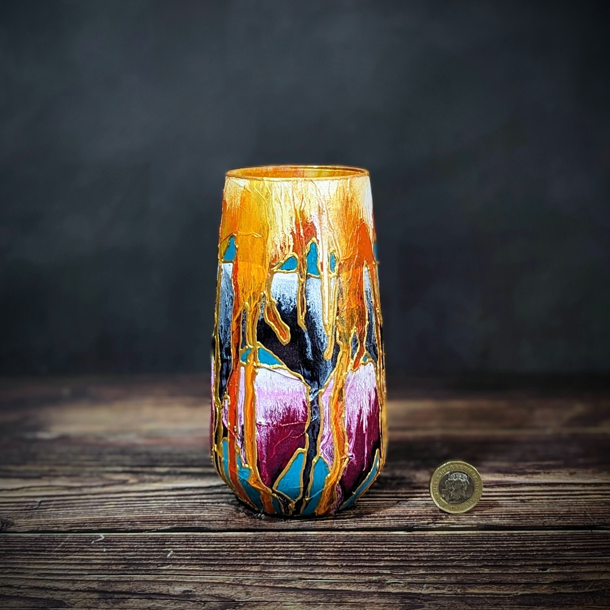 Kleine, moderne Vase aus farbenfroh bemaltem Glas, einzigartiges Design, handgefertigt, in leuchtendem Pink und Orange – ein originelles Kunstwerk