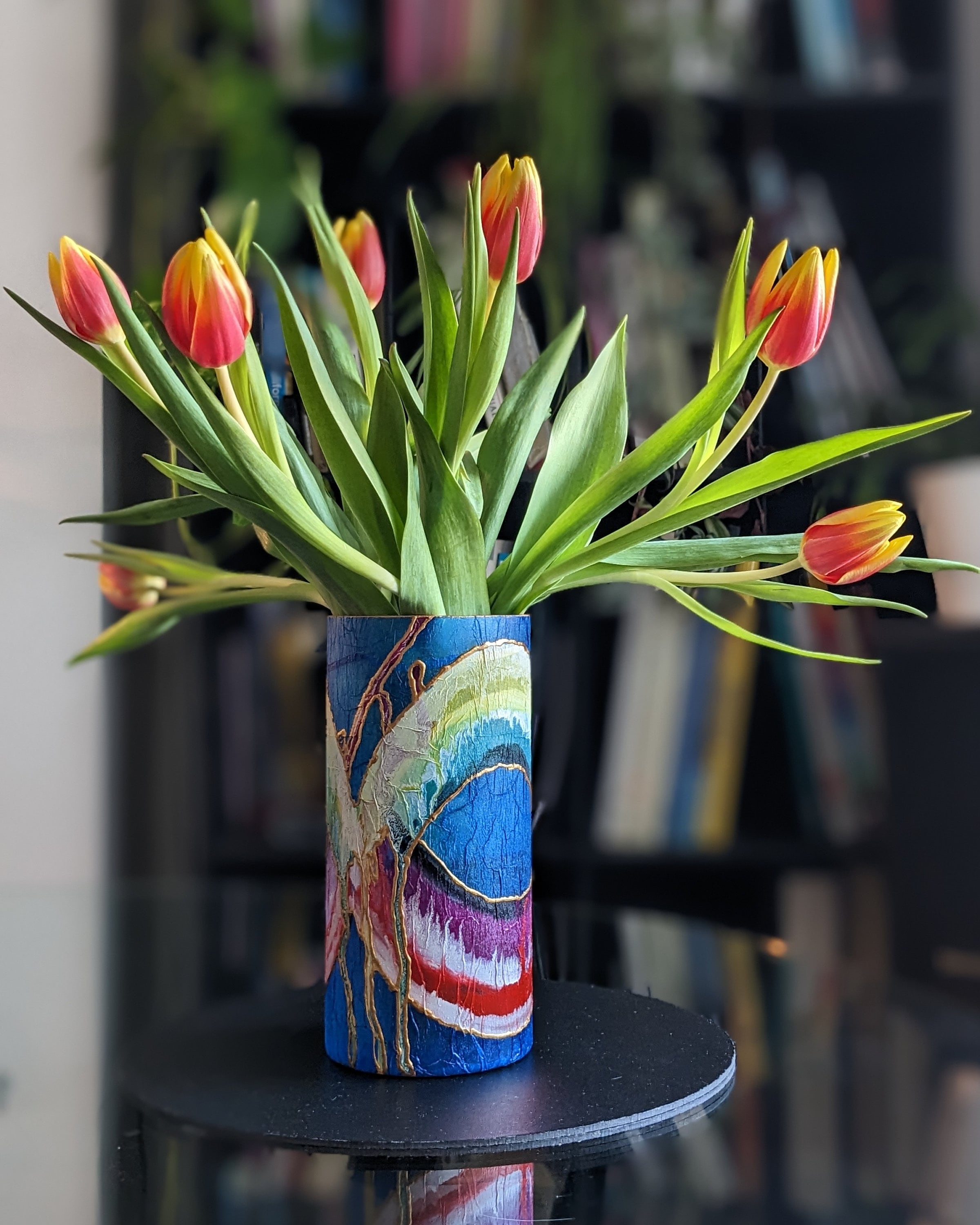青いハンドペイント花瓶 鮮やかなブルーの花瓶 – 職人による手描きギフト – 抽象的なゴールドの