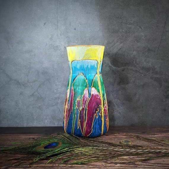 大胆な手描きガラス花瓶 – ゴールドのアクセントが付いた明るいマルチ