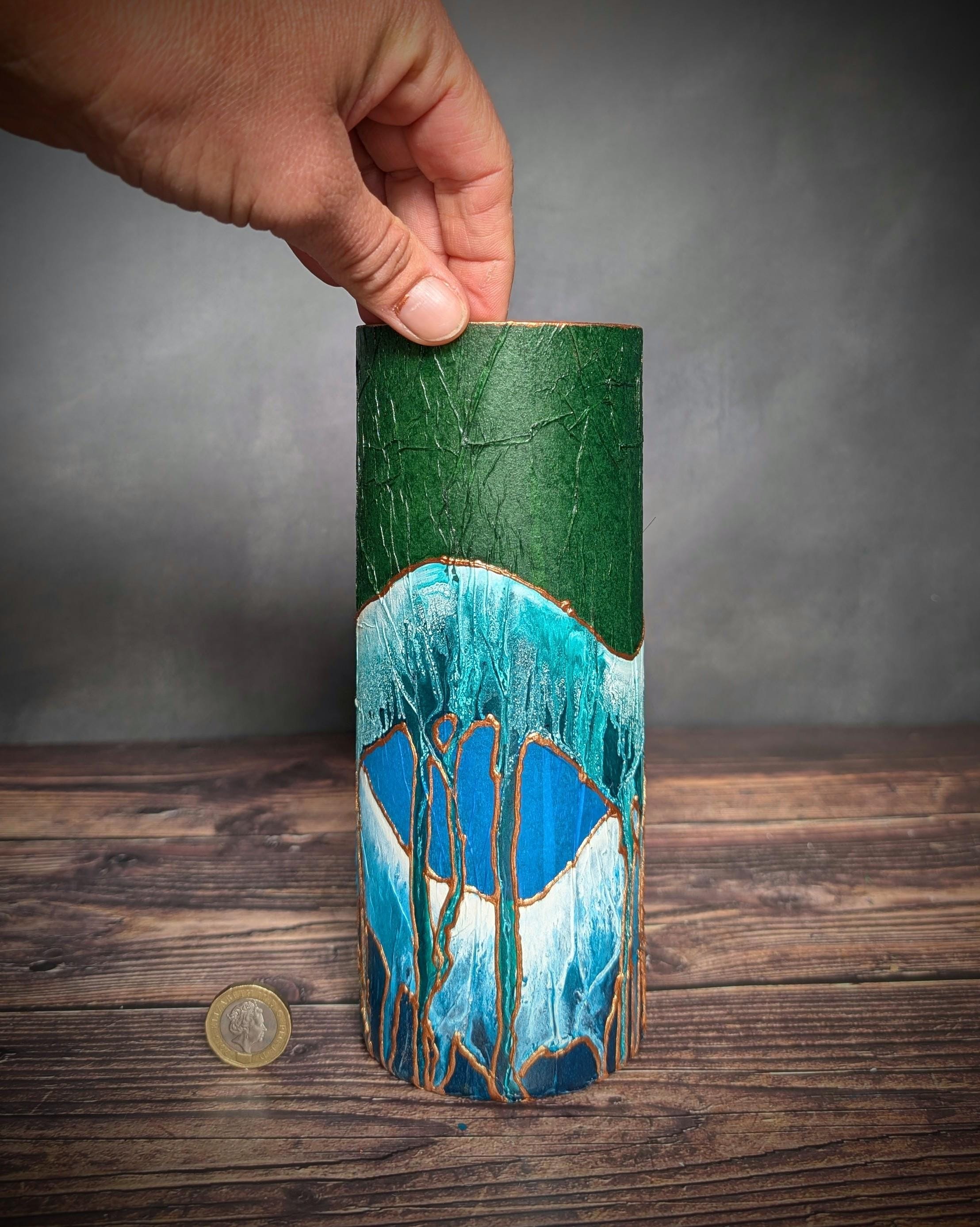 グリーン＆ブルーの手描きガラス花瓶 – ZENコレクション – ブロンズの