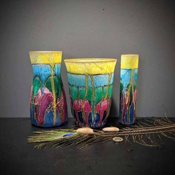 大胆な手描きガラス花瓶 – ゴールドのアクセントが付いた明るいマルチ
