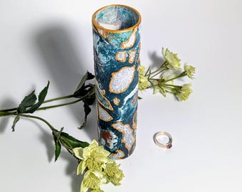 エレガントな小さなガラスの花瓶 - 手描きの抽象的な花柄デザイン