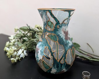 砂時計型花瓶 – グリーンの手描きフロスト加工ガラスにゴールドの装飾